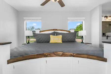 Pool, Hot Tub, Outdoor Fire Pit, and Orchard Access - Inviting Retreat Отели рядом с достопримечательностью «Национальный исторический парк имени Линдона Б. Джонсона»