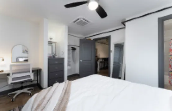 Cozy Urban Escape with Modern Amenities - Charming Downtown Haven