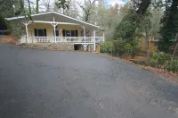 Breathtaking Lake Views and Cozy Outdoor Deck - Serene Getaway Hotels in Highlands