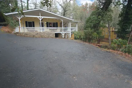 Breathtaking Lake Views and Cozy Outdoor Deck - Serene Getaway Отели рядом с достопримечательностью «Трейлхед фор Йеллоу Маунтин Трейл»