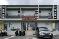 RedDoorz near Exit Toll Sirkuit Sentul Hotel di Cibinong