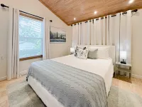 Cozy Indoor Fireplace and Fenced Backyard Oasis - Charming Cottage Hotel a Spring Creek West Township