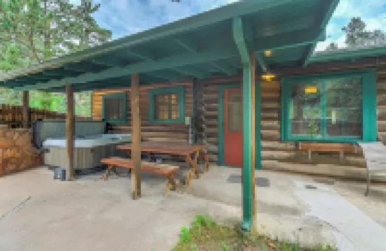 Charming 2-bedroom cabin in gorgeous Cascade with Wifi and hot tub