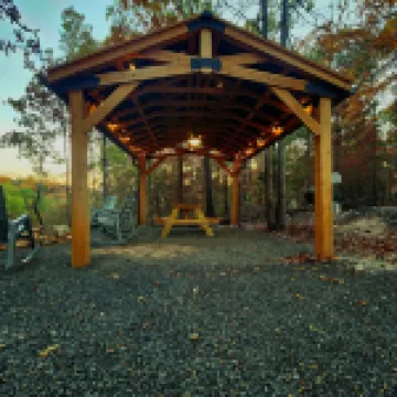 The Windstorm Cabin - Pet-Friendly & a 2-Person Jacuzzi Hot Tub!