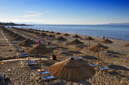 Ble Island Отели рядом с достопримечательностью «Anissaras Main Beach»