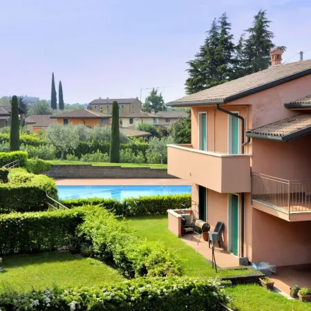 Residence and Quiet Residence with Pool, Near the Lake