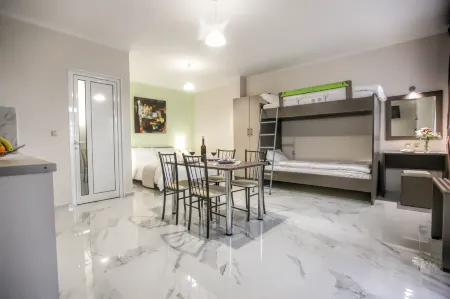 Del Sol #2 Meteora Luxurious Family Suites Отели рядом с достопримечательностью «Монастырь Святой Троицы»