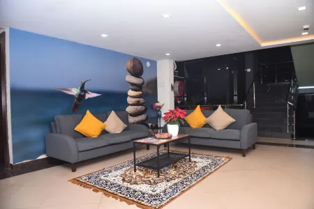 M R Residency Dharwad. Отели рядом с достопримечательностью «Kamat Tourist»