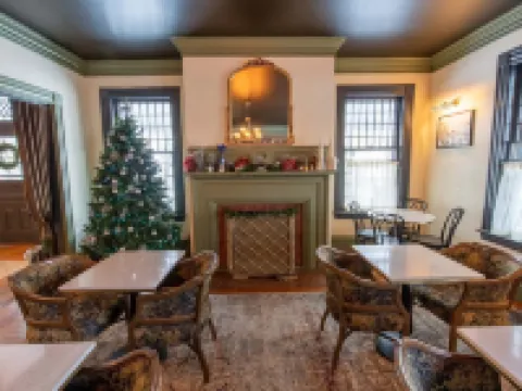 Hideaway Inn Lenox Hotels in Lenox