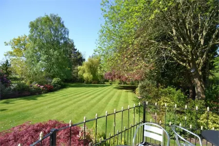 Brook Hall Hotel Отели в г. Эллесмер-Порт