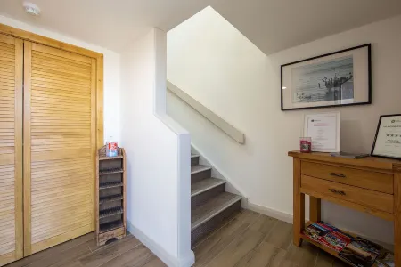 The Anchor Apartments Отели рядом с достопримечательностью «Даунпатрик энд Вниз Рейлуэй»