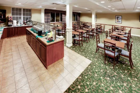 Hawthorn Suites by Wyndham Louisville East Отели в г. Сейнт Мэттьюс