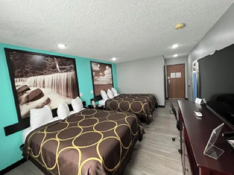 ซุปเปอร์ 8 บายวินด์แฮม เอ็มโพเรีย โรงแรมใน