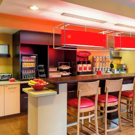 TownePlace Suites Phoenix North Отели рядом с достопримечательностью «Альгамбра»