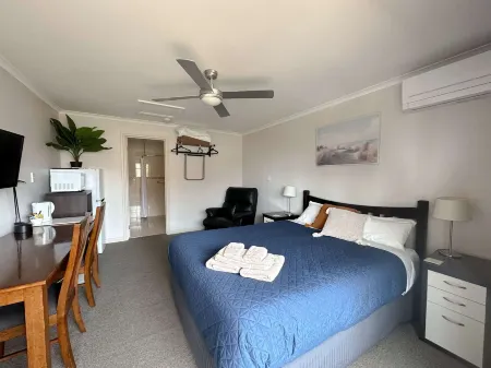 Port Vincent Motel & Apartments Отели в г. Ардросан