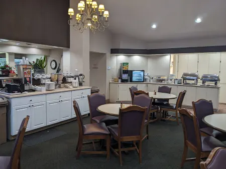 Hawthorn Extended Stay by Wyndham Green Bay Отели в г. Аллоез