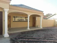 Alicia's B&B Hotels in Roodepoort