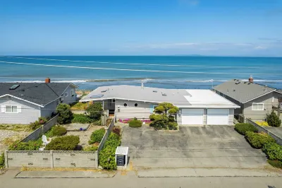 West Beach Wonderland by AvantStay Waterfront Các khách sạn gần The Whidbey Playhouse