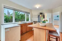 Sunny Grey Lynn Holiday Home - Bungalows