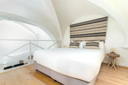 Limehome Evora Largo Dos Penedos Отели рядом с достопримечательностью «Igreja de Santo Antao»