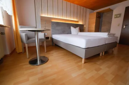 Landgasthaus Hubertusklause Отели в г. Сек