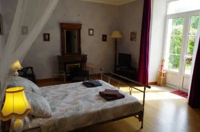 Maison d'Hôtes Le Cadran Solaire Hôtels à : Saint-Hilaire-de-Villefranche