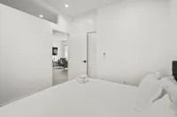 New Modern 2BR/1Bath Guest House, Pet Friendly near Penmar Golf Course!