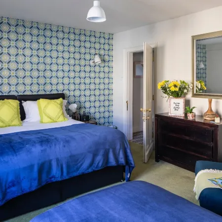 Dream Stays Bath - Trim Street Townhouse with Hot Tub