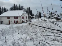 Charming apartment in renovated Jura farmhouse - nature setting. Hotels in Premanon