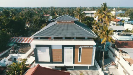 Chandra Inn Отели рядом с достопримечательностью «SAMBRANIKODI ISLAND TOURISM (സാംബ്രാണിക്കോടി ഐലൻഡ് ടൂറിസം)»