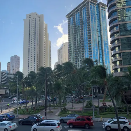 Dazzling Waikiki Apt Sleeps 7-excellent A/C & PARKING included
