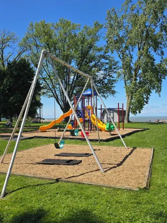 Front Porch & Balcony overlooking Park/Lake Erie! Cedar Point, Fishing & Beach! Отели в г. Гурон Тауншип