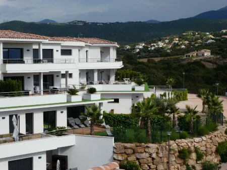 Résidence les Jardins du Fort Отели в г. Альбитречча