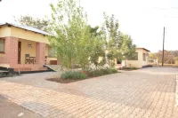Mck Lodge Ltd Hoteles cerca de Kalimba Reptile Park