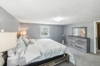 Stowe Retreat Mountain Views & Fenced Backyard by RedAwning - Balkon