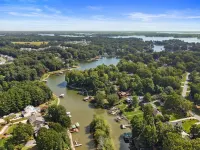 Perfect Retreat for Large Families, Sleeps 14 - Lake Norman Paradise