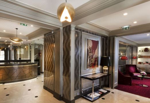 파리 에펠탑 야경이 보이는 호텔 객실