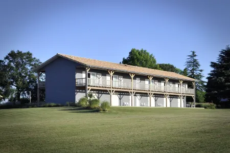 La Petite Couronne, Ecolodge & Lofts Отели в г. Ажетмо