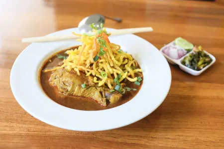 The Garage Отели рядом с достопримечательностью «Белый храм Ват Ронг Кхун»