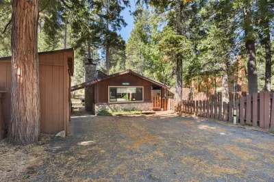 Elm Street Getaway Sleeps 8! Hotels near SUGAR PINE POINT STATE PARK