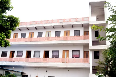 Hotal Royal Restaurant and Bar Отели рядом с достопримечательностью «SURAJPOL GATE»