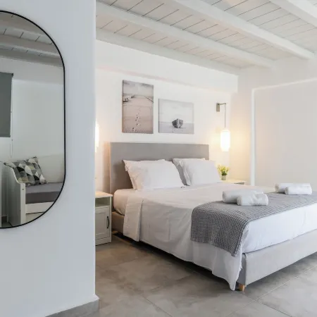 Eleven Keys Mykonos Suites Отели рядом с достопримечательностью «Пляж Орнос»