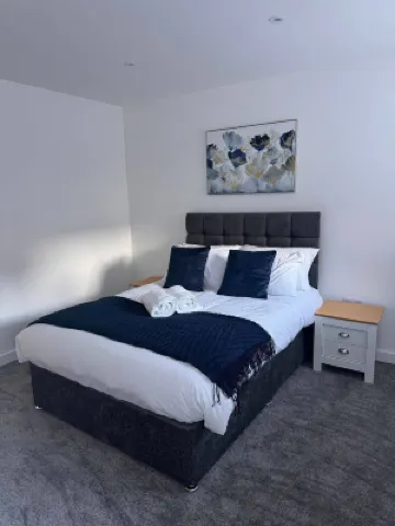 Hull 1-Bed Apt Sleeps 4 with Wi-Fi Hotels in 