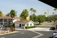 Colony Inn - parking