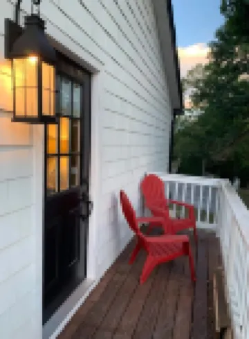 Five-Star Historic Boyd Harvey Carriage House 2 Bedroom Home by Redawning