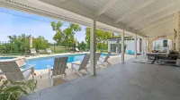 Upstay Modern Home Near Golf Course and Downtown - Bungalows