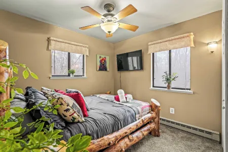 Atlas Point Lodge Sauna, Fireplaces, Kayaks, Lakes + Pet-friendly Yard