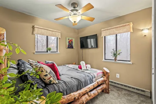 Atlas Point Lodge Sauna, Fireplaces, Kayaks, Lakes + Pet-friendly Yard