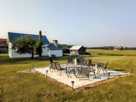 Cozy, Pet-Friendly Farm Perfect for Family Christmas and Winter Sledding Fun