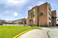 Coral Cave Luxury Condo! Enjoy the beach, pools, BBQs, and bay views.